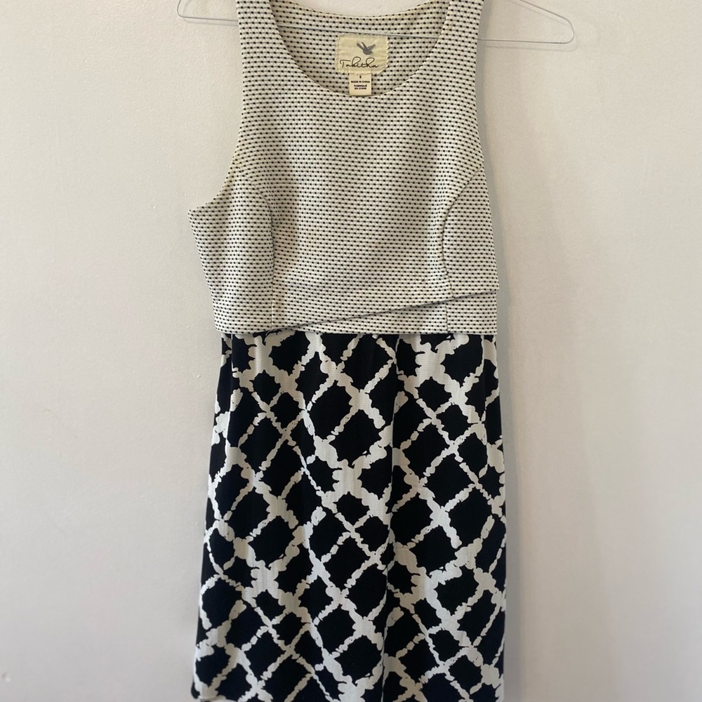 DRESS WITH POCKETS!! Black and white dress with pockets